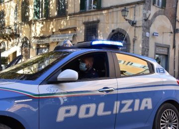 Operatrice sanitaria 'assiste' spacciatori durante il lavoro: scattano gli arresti domiciliari. Sette indagati in Italia.