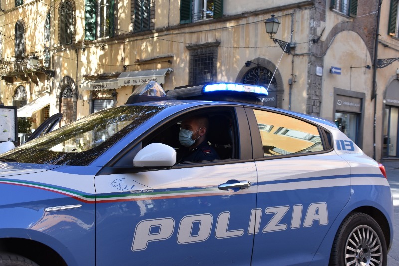 Operatrice sanitaria 'assiste' spacciatori durante il lavoro: scattano gli arresti domiciliari. Sette indagati in Italia.