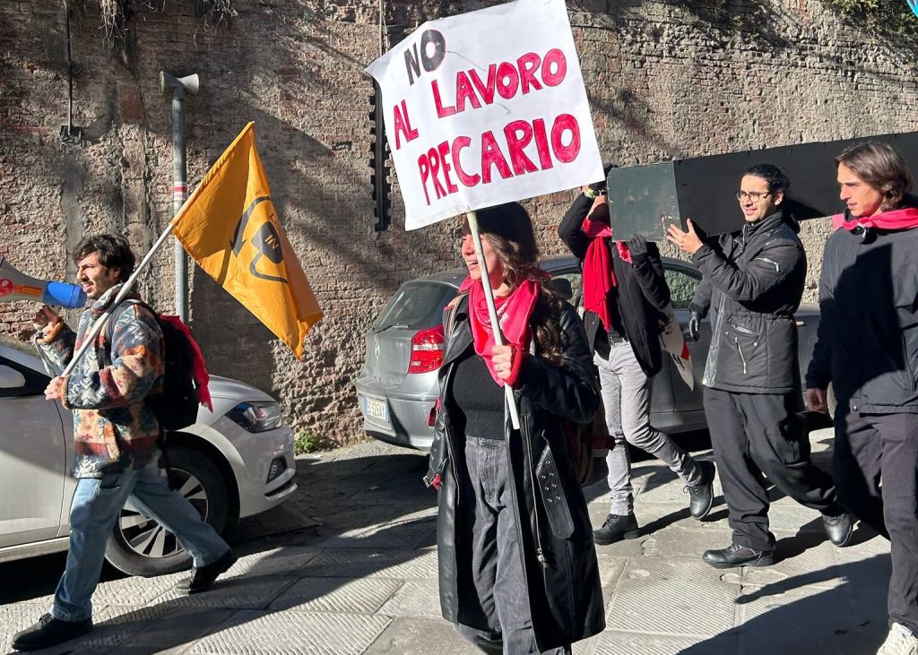 Protesta di studenti e lavoratori a Siena contro la riforma del Ministro Bernini