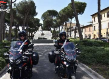 Rifiutano gli accertamenti durante il controllo, trovati con sostanze stupefacenti in auto: 3 denunce a Pontedera