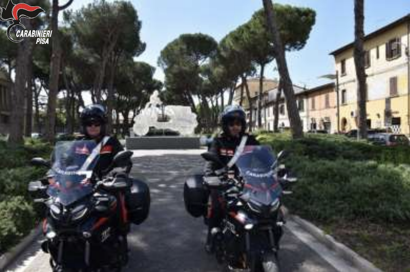 Rifiutano gli accertamenti durante il controllo, trovati con sostanze stupefacenti in auto: 3 denunce a Pontedera