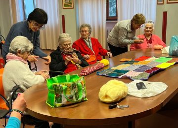 Rsa Villa Serena si trasforma in sartoria solidale: le ospiti creano coperte per i senza fissa dimora