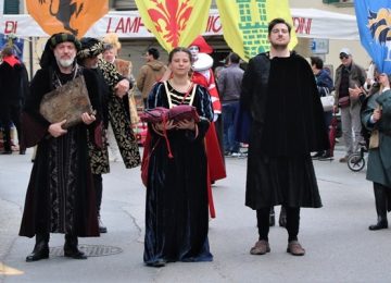 San Casciano. Al Carnevale medievale i capicontrada anticipano storie e temi del 30 marzo.