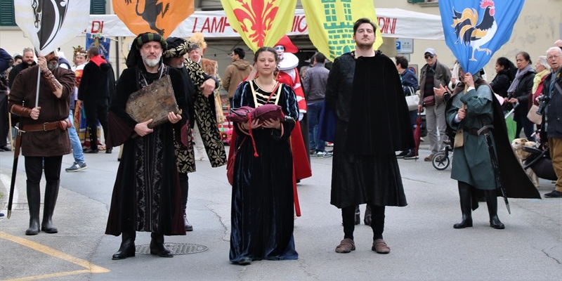 San Casciano. Al Carnevale medievale i capicontrada anticipano storie e temi del 30 marzo.