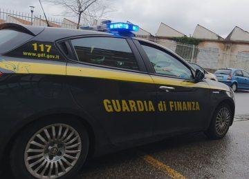 Scoperto laboratorio di contraffazione in Aretino, sequestrati 23.000 accessori con marchio falso