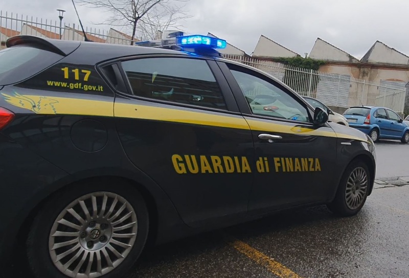 Scoperto laboratorio di contraffazione in Aretino, sequestrati 23.000 accessori con marchio falso