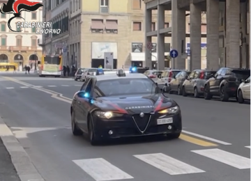 Senza patente e su una moto rubata, denunciato un trentenne a Livorno