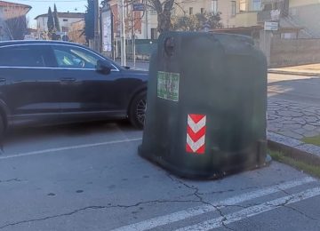 Spostamento di tre campane per il vetro a Santa Croce