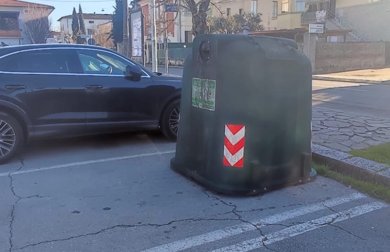 Spostamento di tre campane per il vetro a Santa Croce