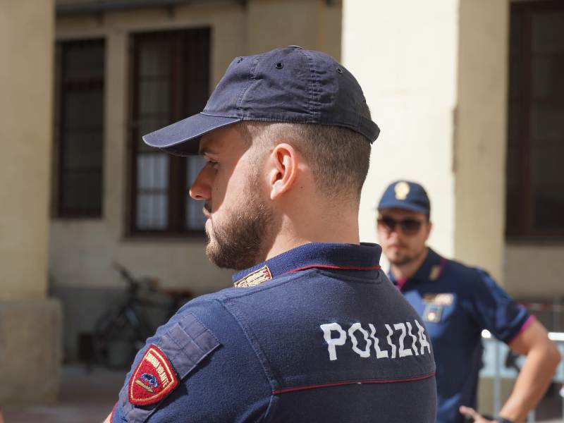 Spray urticante contro gli agenti che gli comunicavano l'arresto.