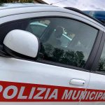 Ubriaco infastidirisce i passanti in piazza S. Michele, interviene la polizia municipale.