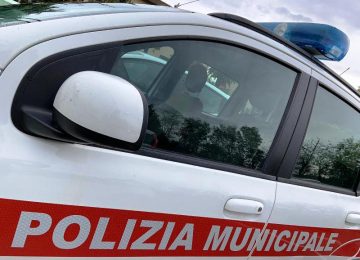 Ubriaco infastidirisce i passanti in piazza S. Michele, interviene la polizia municipale.