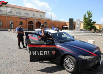 Un arresto in flagranza, due denunce: controllati 96 individui e 25 autovetture dai Carabinieri di Pontedera a gennaio.