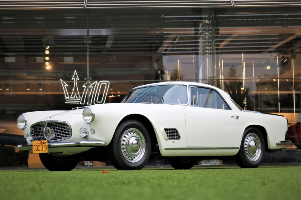 Una Maserati 3500GT restaurata in primo piano a Rètromobile