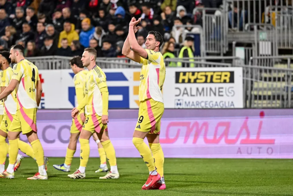 Vlahovic's Last-Minute Goal Secures Victory for Juventus Against Cagliari – Italpress News Agency