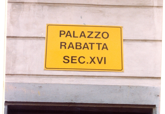 La lapide sulla facciata del Palazzo dei Da Rabatta a Gorizia