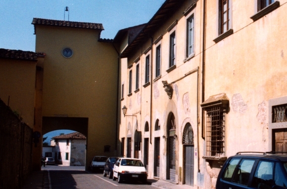 Galliano di Mugello, corso Marco da Gagliano. A destra il palazzetto dei nobili Strasoldo di Gorizia.