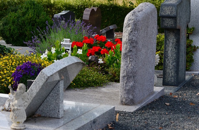 rewrite this title Lampade votive nei cimiteri, l'opposizione "Castelfranco Unita": "Rincari oltre il 50%"in Italian