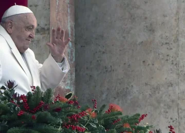 Papa, le condizioni cliniche migliorano: ventilazione non invasiva sospesa.