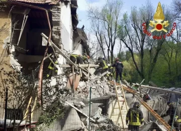 Crollo di un edificio a Monteverde, Roma: un uomo salvato.