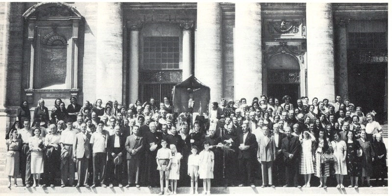 Settembre 1950. Borghigiani davanti alla Basilica di San Pietro con il SS. Crocifisso nell’anno giubilare del 1950.