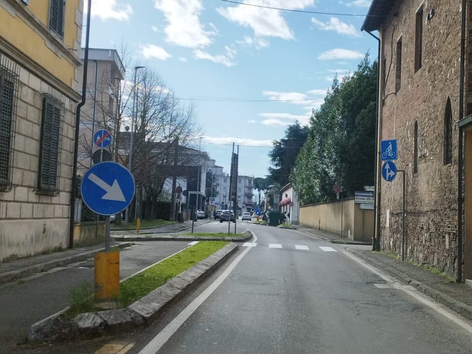 A Santa Croce è iniziato il rifacimento della segnaletica orizzontale.