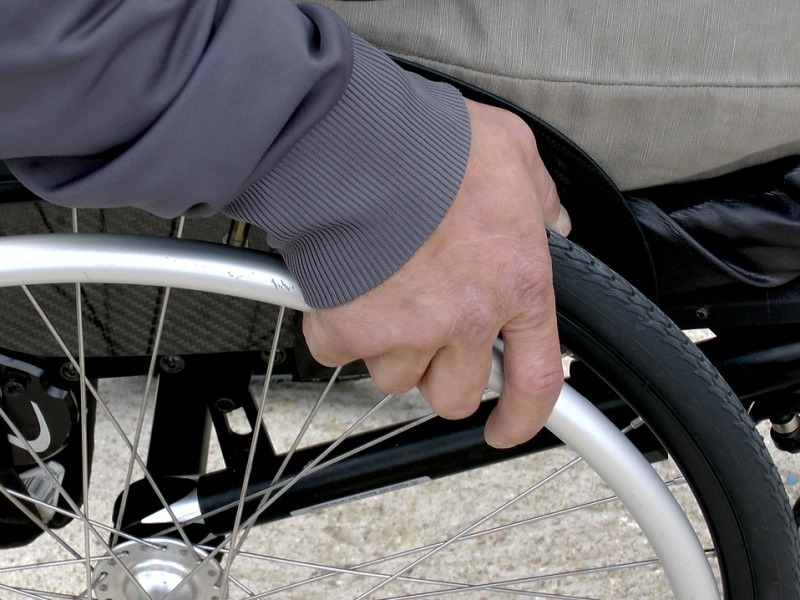 Aggrediscono un disabile di 49 anni e filmato l'accaduto