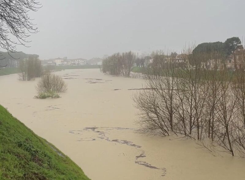 Allerta rossa in Toscana: si prevedono ancora piogge e l'Arno in piena. Aggiornamenti disponibili.