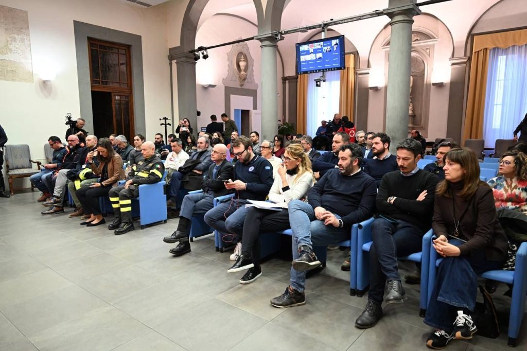 Alluvione Empolese Valdelsa: 168 evacuazioni e 4500 persone coinvolte. Richiesta di stato di emergenza nazionale.