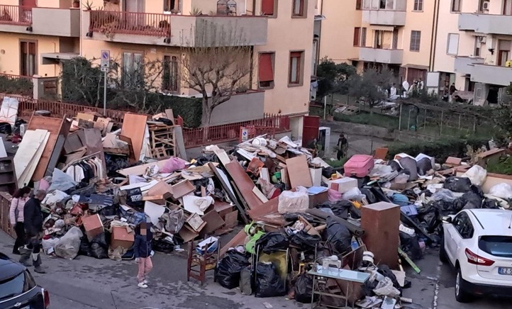 Alluvione a Ponzano: dopo le inondazioni, le strade sono invase da macerie. La rabbia e la solidarietà dei residenti.