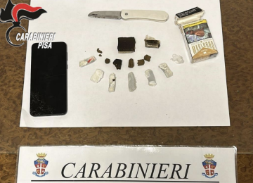 Arresto a Pontedera: hashish e coltello trovati in piazza