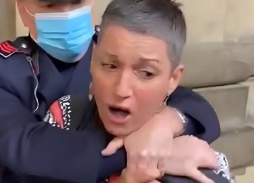 Assolta dopo quattro anni la donna arrestata a Firenze da 15 vigili per non aver indossato la mascherina.