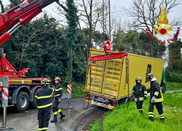 Camion articolato con un carico di 30 tonnellate esce di strada: intervento dei vigili del fuoco.