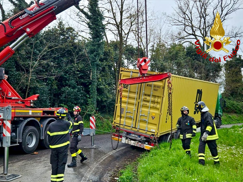 Camion articolato con un carico di 30 tonnellate esce di strada: intervento dei vigili del fuoco.