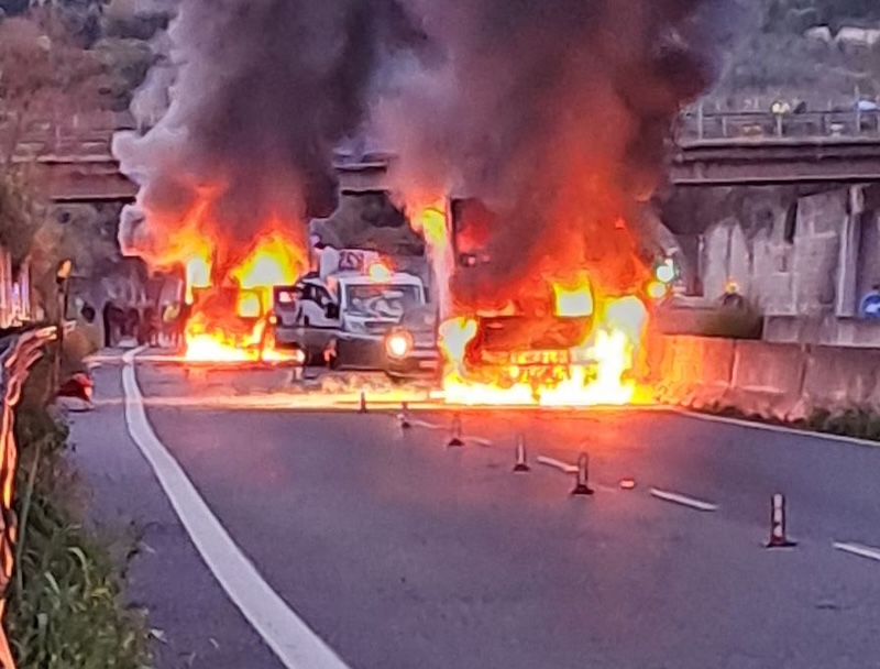 Commando attacca un portavalori sull'Aurelia: fiamme e caos nel Livornese.