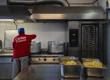 Contro lo spreco alimentare, le aziende donano cibo alla Caritas: "Solidarietà in Azioni Concrete"