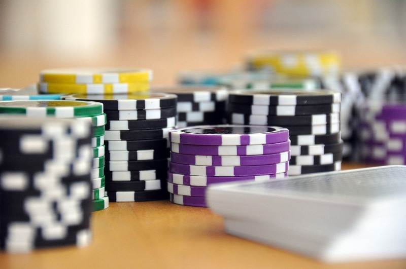 Denunciati 13 persone per gioco d'azzardo: sequestrati tavoli da mahjong e 12.600 euro.