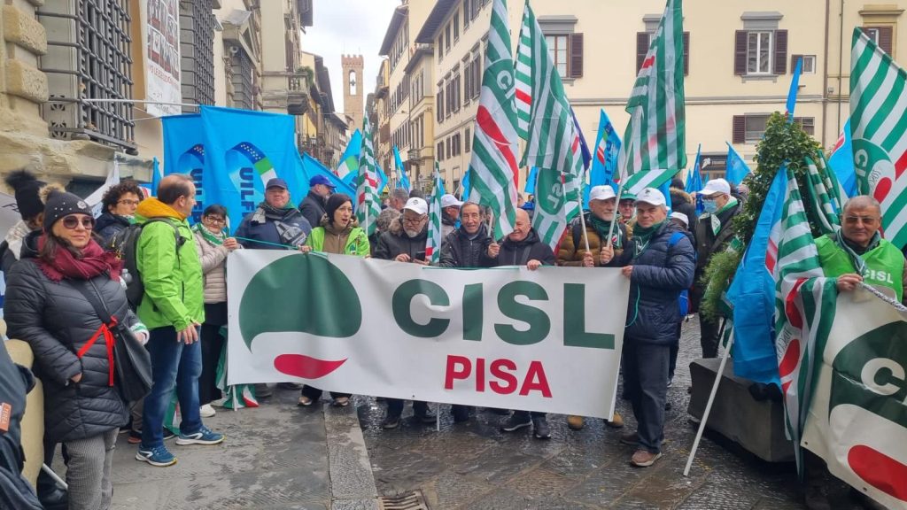 Diecimila cartoline per richiedere alla Regione Toscana la revoca dell'aumento dell'addizionale Irpef