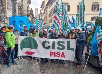 Diecimila cartoline per richiedere alla Regione Toscana la revoca dell'aumento dell'addizionale Irpef