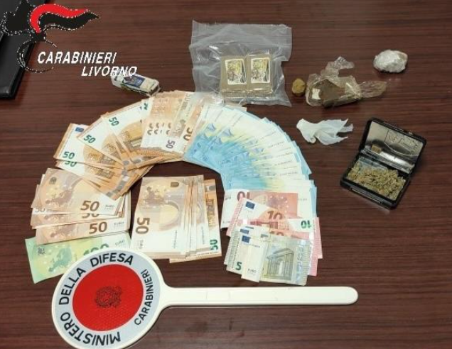 Fermati due giovani con 350 grammi di hashish, cocaina, marijuana e 3000 euro