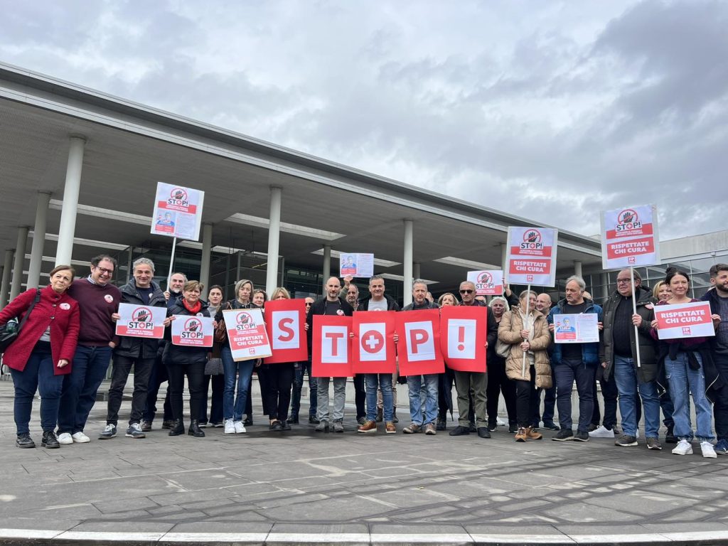 "Fermiamo le aggressioni al personale sanitario: 637 segnalazioni nel 2024" - Flash mob Fp Cgil Firenze a Careggi e Torregalli.