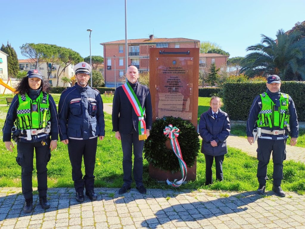 Giornata in memoria delle vittime del Covid: omaggio con una corona al monumento in piazza Cordificio Billeri