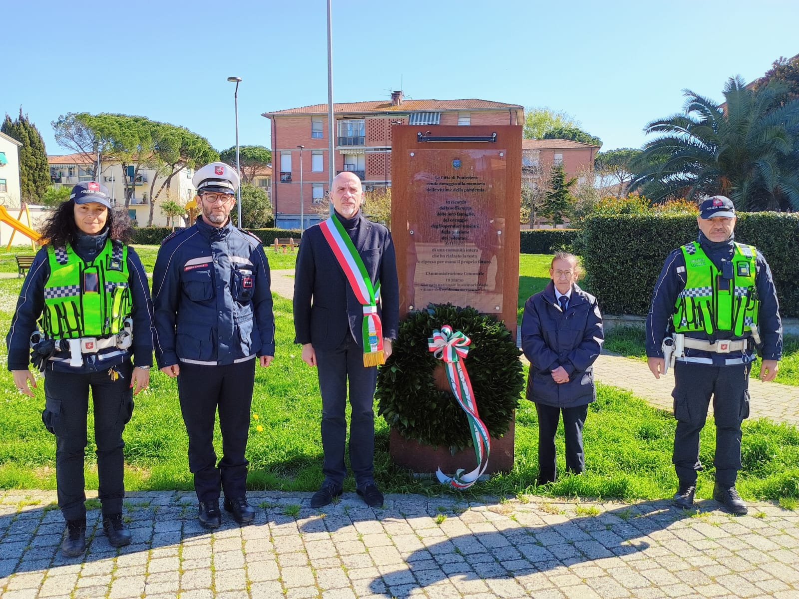 Giornata in memoria delle vittime del Covid: omaggio con una corona al monumento in piazza Cordificio Billeri