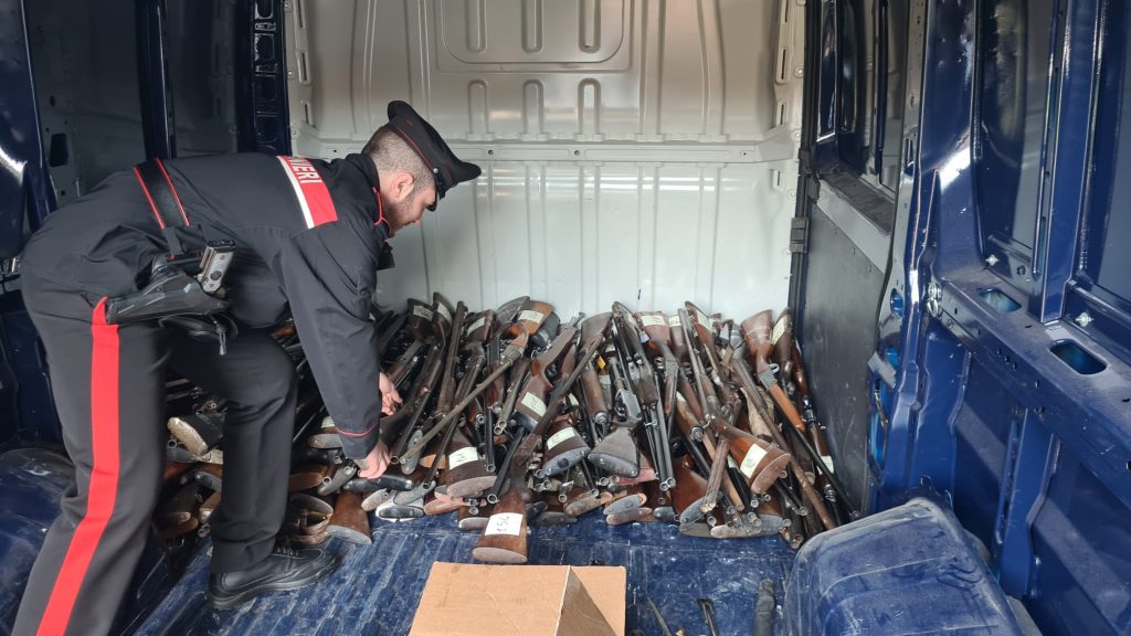 I Carabinieri di Lucca sequestrano e distruggono 320 armi