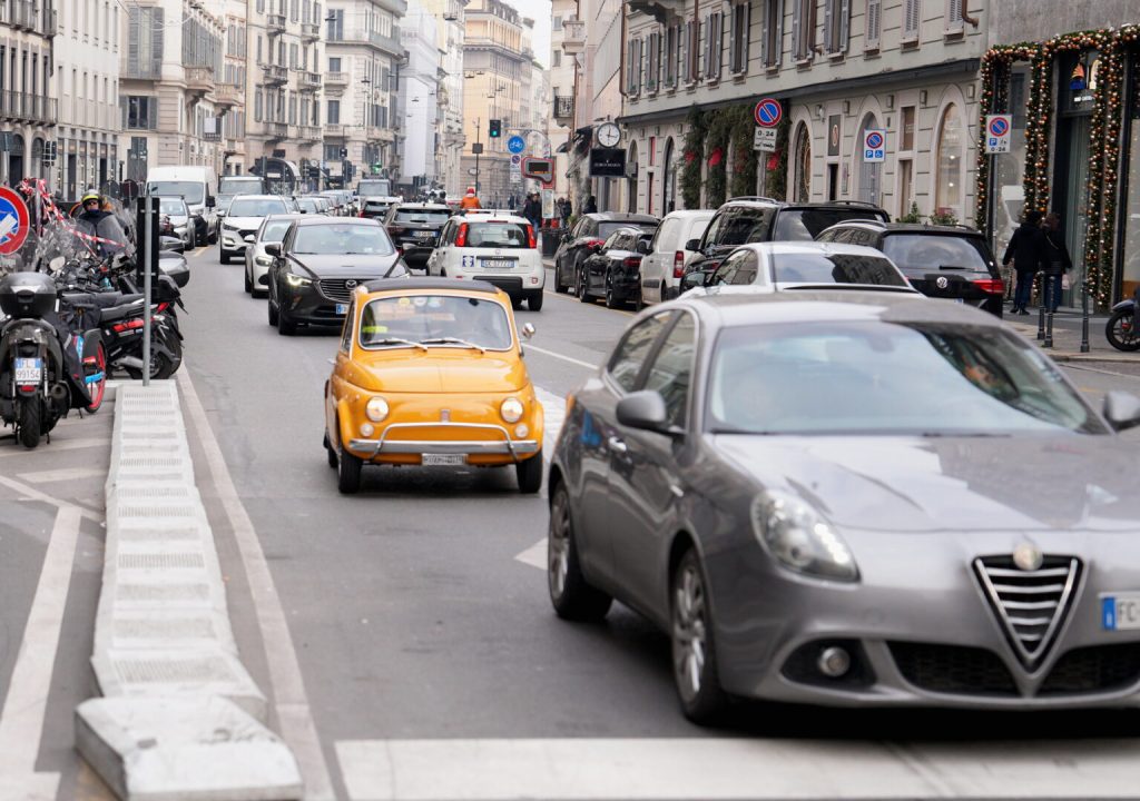 Immatricolazioni auto in diminuzione a febbraio: -6,3% rispetto al 2024