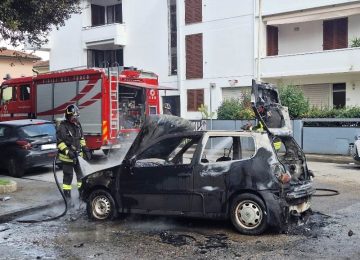 Incendio di un'auto alle Cascine di Empoli