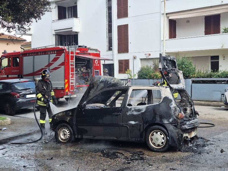 Incendio di un'auto alle Cascine di Empoli