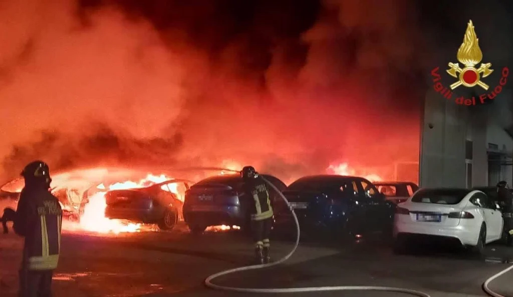 Incendio in una concessionaria Tesla a Roma: distrutte 17 auto