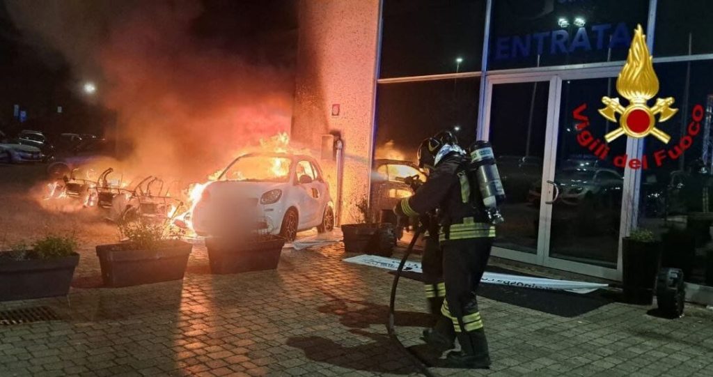 Incendio in una concessionaria di Livorno: danneggiate le auto, nessuna persona coinvolta