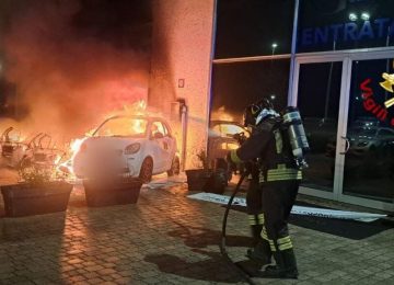 Incendio in una concessionaria di Livorno: danneggiate le auto, nessuna persona coinvolta